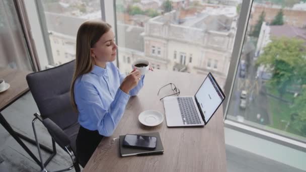 Blonde Frau Sitzt Schreibtisch Büro Und Hält Eine Tasse Kaffee — Stockvideo