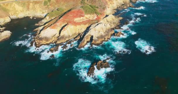 Oceano Pacífico Conhecer Costa Rochosa Califórnia Ondas Brancas Espumosas Esmagando — Vídeo de Stock