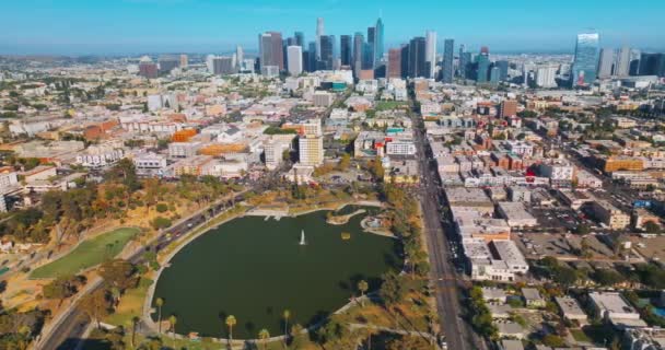 Şehrin Sık Mimarisinin Arasında Yeşil Hoş Bir Park Güneşli Los — Stok video
