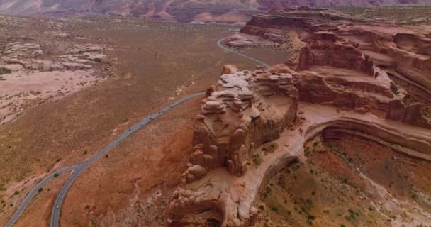 Autopista Velocidad Que Cruza Desierto Seco Sin Vida Hermosas Montañas — Vídeos de Stock