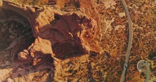 美国犹他州拱门国家公园的岩石景观 鸟瞰造成的空气侵蚀所形成的不同寻常的圆形峡谷 — 图库视频影像