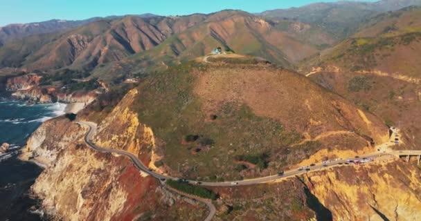 Yuvarlak Dağlara Yaklaşıyoruz Üzerinde Olan Yosunlar Var Ortadaki Kayanın Etrafından — Stok video
