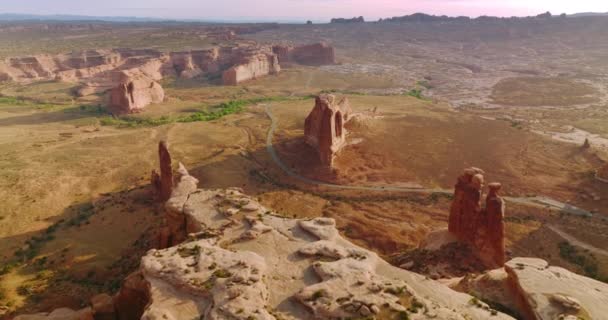 アメリカ合衆国ユタ州の乾燥した砂漠の岩の多様な形状 国立公園で最も興味深い峡谷を通過するハイウェイ — ストック動画