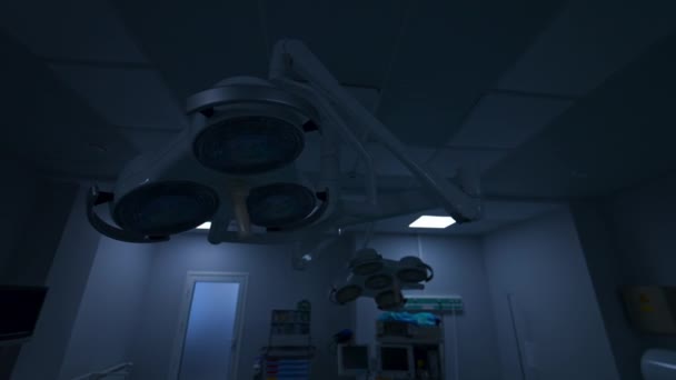 Einschalten Des Lichts Der Decke Und Der Lampen Eines Operationssaals — Stockvideo