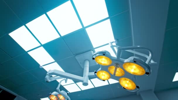 現代の手術室の天井に明るい黄色と日光 サークルムーブメント映像 ローアングルビュー — ストック動画