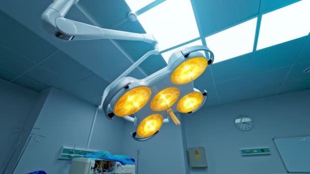 現代のクリニックにおける照明の現代的なシステム 手術室の天井に黄色と白の日光が入っています ローアングルビュー — ストック動画