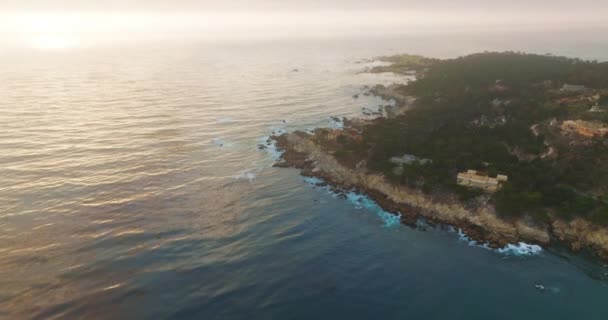 Skalnaté Pobřeží Tichého Oceánu Domy Carmel Sea Skalnatém Pobřeží Roste — Stock video