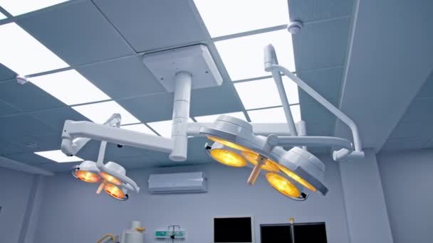 Ameliyathanenin Tavanında Statik Taşınabilir Aydınlatma Ekipmanları Var Operasyonel Tiyatrodaki Lambalara — Stok video
