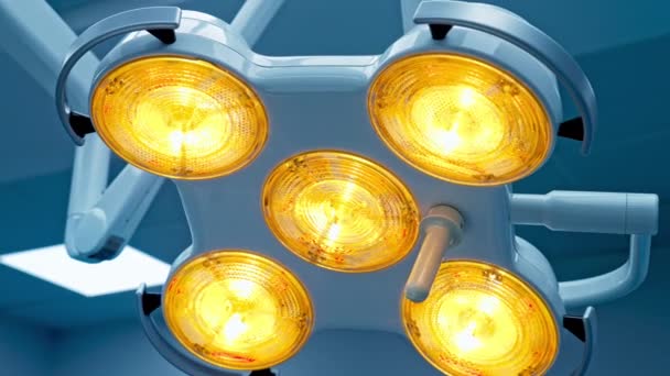 Eine Bewegliche Gelbe Lampe Der Decke Des Operationssaals Moderne Beleuchtungsanlagen — Stockvideo