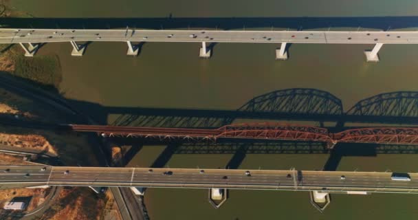 カリフォルニア州マーティンズの自動車橋間の鉄道橋 ダークウォーターの背景にある橋のバードの視線 — ストック動画