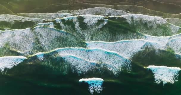 アメリカ カリフォルニア州モロ湾の砂浜を移動する驚くべき美しい波 白い泡立った潮はゆっくりと岸に移動します バードの視点 — ストック動画