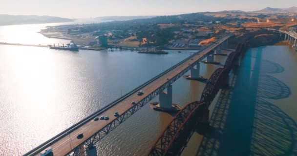 米国カリフォルニア州マルティネスにつながる橋の上を飛ぶ 日当たりの良いアメリカの美しい景色 エアリアルビュー — ストック動画