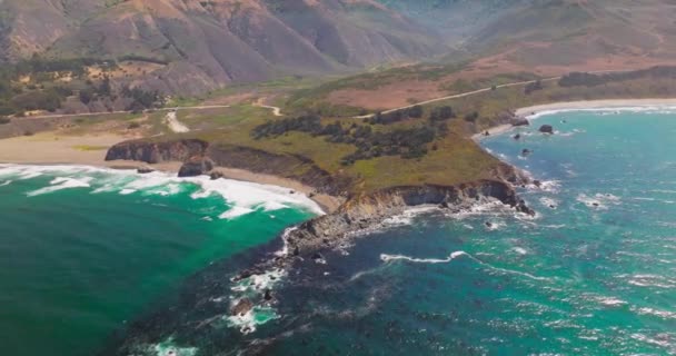 Orilla Escarpada Del Océano Pacífico Morro Bay California Montañas Marrones — Vídeos de Stock