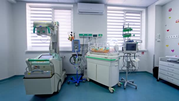 태어난 아기를위한 갖추어진 병원의 단위의 — 비디오