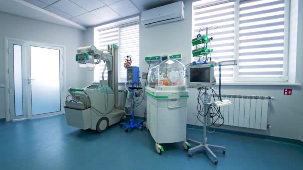 子供の蘇生のための高度な装置 近代的な病院の小児科ユニットの軽い新しい病棟 パニング映像 — ストック動画