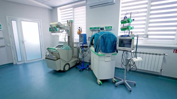 接近儿科复苏病房的先进设备 妇产医院的现代儿童保育单位 — 图库视频影像