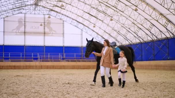 Mulher Menina Levando Lindo Cavalo Preto Mãe Filha Passam Tempo — Vídeo de Stock