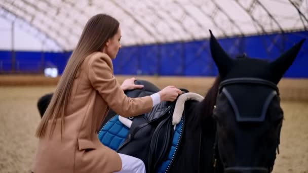 Donna Bruna Giacca Beige Pantaloni Bianchi Sale Cavallo Signora Sorride — Video Stock