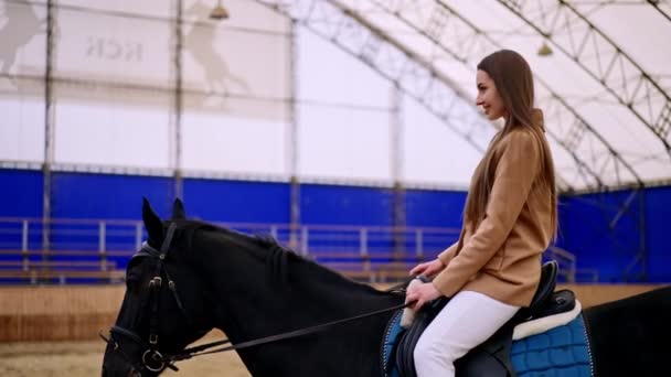 Χαρούμενη Χαμογελαστή Μελαχρινή Γυναίκα Καβάλα Ένα Όμορφο Μαύρο Άλογο Κυρία — Αρχείο Βίντεο
