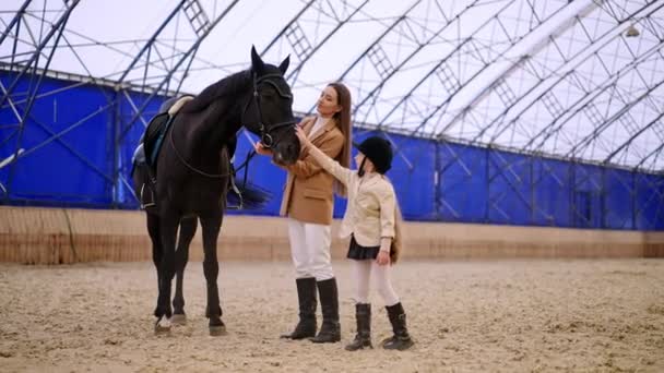 Mulher Meia Idade Sua Filha Estão Salão Equitação Mulher Menina — Vídeo de Stock