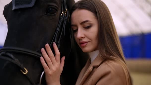 Belle Femme Caucasienne Aux Grands Yeux Penchée Sur Cheval Noir — Video