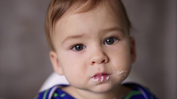 吃饭的时候 可爱可爱的小宝宝的脸 一个有着斑斑脸的可爱白人孩子的画像 靠近点 — 图库视频影像