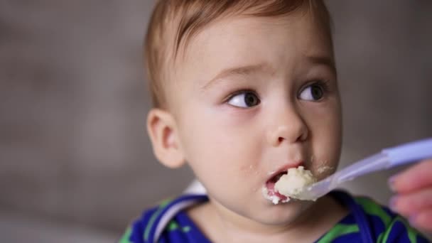 Γλυκό Παιδάκι Που Τρώει Μαμά Δίνει Ένα Κουτάλι Φαγητό Στο — Αρχείο Βίντεο