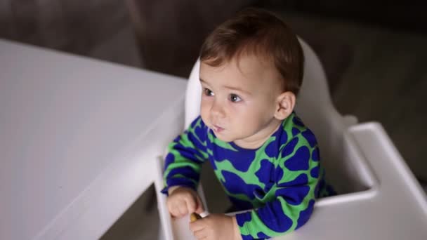Criança Adorável Comendo Mingau Dado Por Sua Mãe Colher Lindo — Vídeo de Stock