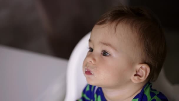 Schöne Kaukasische Kleinkind Junge Mit Essen Mund Baby Mit Verschmiertem — Stockvideo