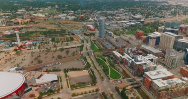 Denver, Colorado, ABD 'deki South Platte Nehri' ni geçen yol ve köprüyü takip ediyoruz. Gündüzleri şehirde dolaşan bir sürü araba var. Üst görünüm.