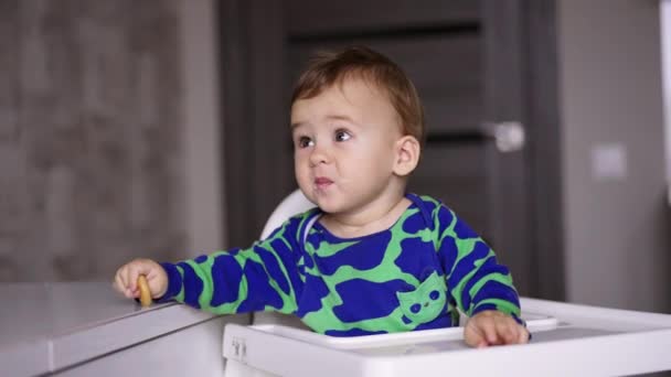 Roztomilý Chlapeček Rozmazaným Obličejem Sedící Křesle Dítě Drží Bagetu Bouchá — Stock video
