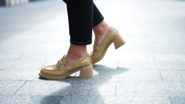 Zapatos Charol Beige Con Decoración Metálica Modelo Femenino Pantalones Negros — Vídeos de Stock