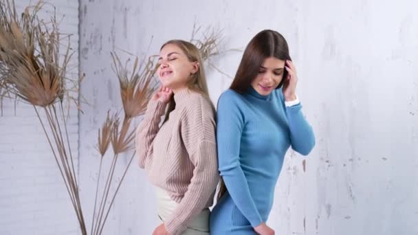 Twee Vrouwelijke Modellen Warme Modieuze Kleding Die Rug Aan Rug — Stockvideo