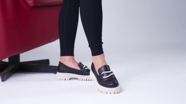 Ismeretlen Fekete Nadrágos Modern Cipőt Visel Fehér Talpon Piros Szék — Stock videók