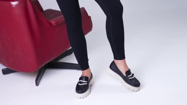 Sapatos Pretos Modernos Solas Trator Branco Realizando Modelo Calças Pretas — Vídeo de Stock