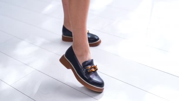 Belles Chaussures Noires Sur Semelles Brunes Avec Décoration Chaîne Mocassins — Video