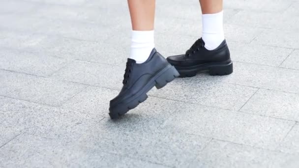 ファッショナブルな靴デモ 白い靴下のモデルは 厚いレースでトラクターソルの黒い革オックスフォードブーツを着用しています 高角度ビュー — ストック動画