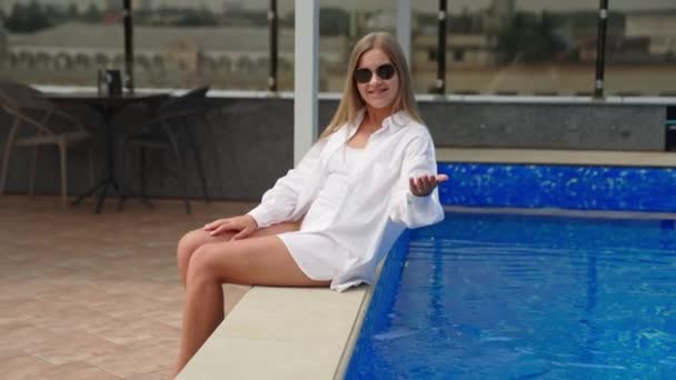 Feliz Senhora Loira Relaxada Sentada Piscina Livre Menina Vestindo Maiô — Vídeo de Stock