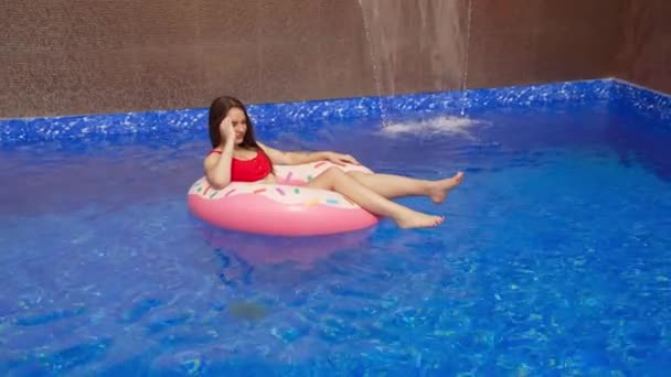Havuzda Yüzme Çemberinde Oturan Güzel Esmer Kız Genç Bayan Dinleniyor — Stok video