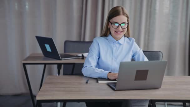 Női Irodai Alkalmazott Dolgozik Laptopján Szőke Szemüveget Visel Gépelés Üzeneteket — Stock videók