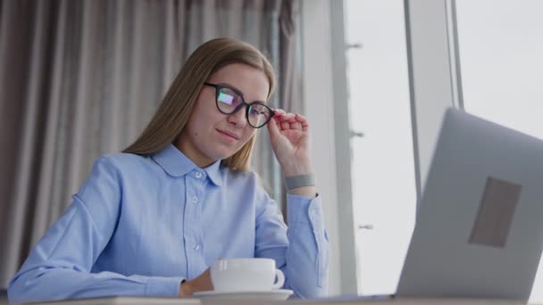 Dizüstü Bilgisayarı Üzerinde Çalışan Kadın Bir Ofis Çalışanı Gözlüklü Sarışın — Stok video