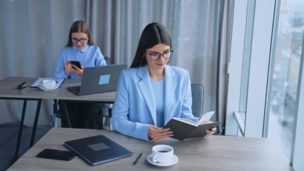 Umtriebige Büroangestellte Hellen Modernen Raum Damen Mit Brille Sitzen Schreibtisch — Stockvideo
