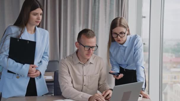Три Человека Смотрят Экран Компьютера Коллеги Офису Сотрудничают Найти Решение — стоковое видео