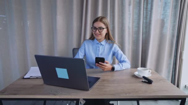 Die Blonde Büroangestellte Benutzt Telefon Und Laptop Gleichzeitig Männlicher Kollege — Stockvideo