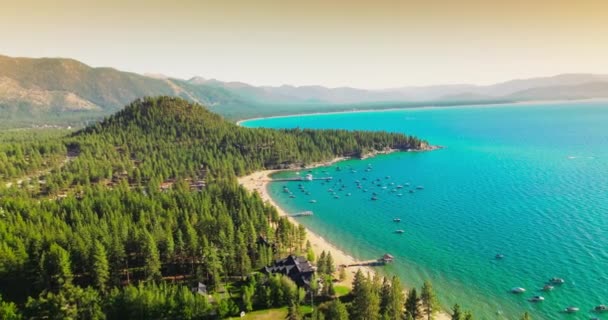 Szép Kilátás Nyílik Csodálatos Kék Tahoe Csónakokkal Parton Napfényes Homokos — Stock videók