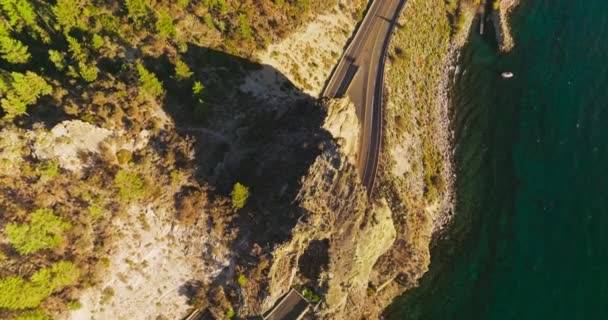 Alagutakkal Autók Mozgásához Autópályán Drónfelvételek Felett Tahoe Sziklás Partján Kalifornia — Stock videók