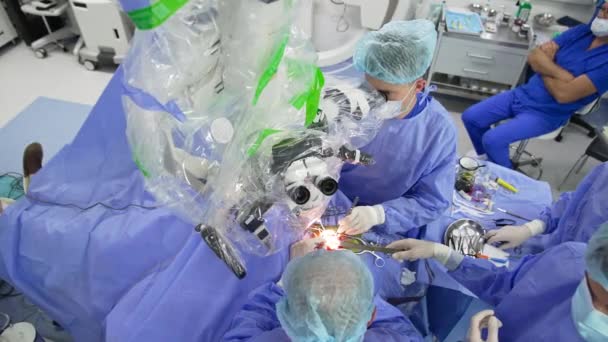 Effectuer Chirurgie Avec Utilisation Équipements Modernes Les Médecins Opèrent Patient — Video