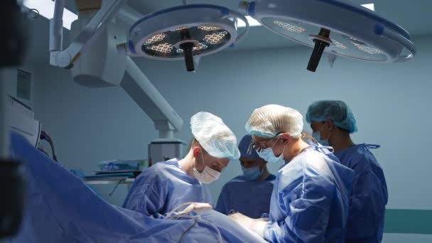Gerichte Mannelijke Chirurgen Die Aan Chirurgische Ingrepen Werken Hard Werken — Stockvideo