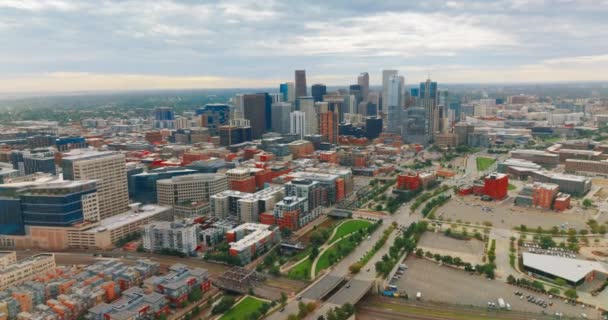 Schöne Helle Denver Innenstadt Mit Wolkenkratzern Gruppiert Schöner Blick Auf — Stockvideo