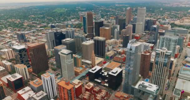 Denveri Felhőkarcolók Zöld Városkép Hátterében Gyönyörű Városi Építészet Légi Szempontból — Stock videók